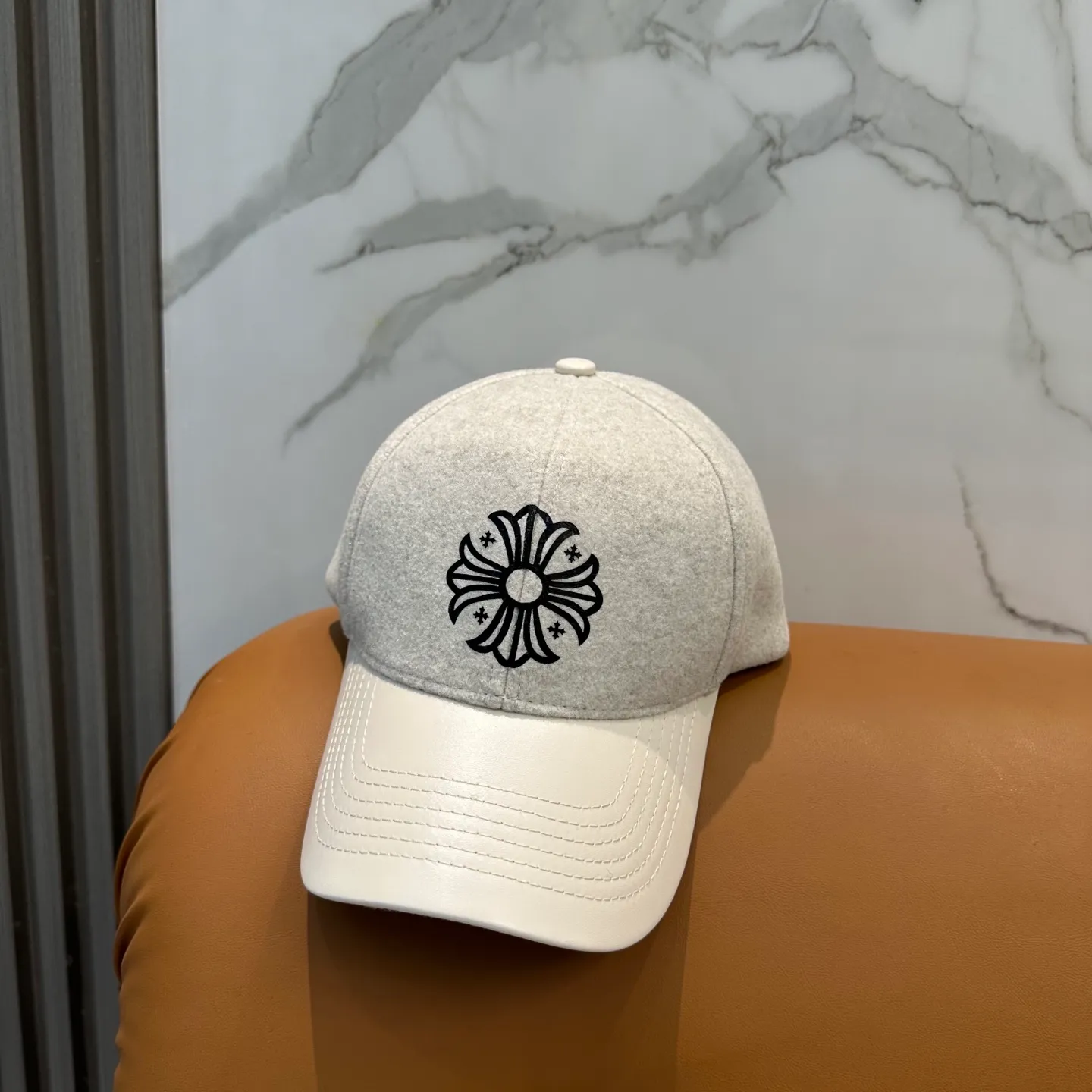 P70 Crow Heart's new autumn and winter fur-stitched baseball cap. It's full of autumn and winter atmosphere. The quality is great. The deepening of the hat shape makes it more elegant. It's very nice for both men and women. It's a classic among classics. It goes well with daily wear. Casual and fashionable.